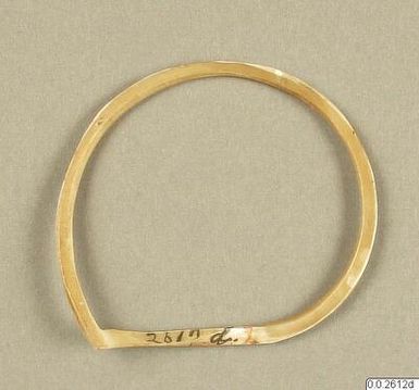 ["armring, bracelet"]