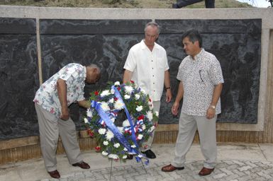 [Assignment: 48-DPA-SOI_K_Guam_6-6-7-07] Pacific Islands Tour: Visit of Secretary Dirk Kempthorne [and aides] to Guam, U.S. Territory [48-DPA-SOI_K_Guam_6-6-7-07__DI11428.JPG]