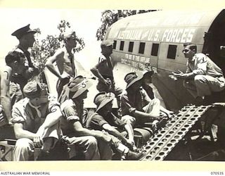 WARD'S DROME, PORT MORESBY, PAPUA, 1944-02. LIEUTENANT W.E. UNDERWOOD, 54TH UNITED STATES TROOP CARRIER GROUP, OF INDIANAPOLIS, INDIANA (1), INSTRUCTING AUSTRALIAN AND AMERICAN PERSONNEL IN FREIGHT ..