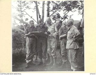 WAU, NEW GUINEA. 1944-07-02. MEMBERS OF THE EMPIRE PARLIAMENTARY DELEGATION CONFERRING WITH AUSTRALIAN ARMY OFFICERS AT THE HEADQUARTERS OF THE AUSTRALIAN NEW GUINEA ADMINISTRATIVE UNIT. IDENTIFIED ..