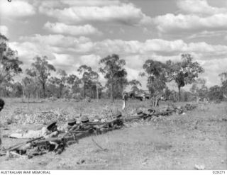 TOWNSVILLE, QLD. 1942-11. "GUINEA PIGS" TAKING PART IN A GAS SHELL DEMONSTRATION SHOOT BY 5TH FIELD REGIMENT, ROYAL AUSTRALIAN ARTILLERY, FIRING ON AN IMPROVISED RANGE AFTER THE GAS SHOOT. THE ..