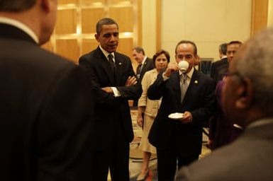 Barack Obama talks with leaders prior to the climate change breakfast in Singapore, November 15, 2009