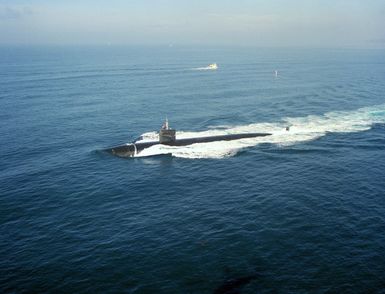 Aerial view, portside of the Los Angeles Class, USS LOS ANGELES (SSN 688), Pearl Harbor, Hawaii, underway at high speed off the coast of San Diego, California