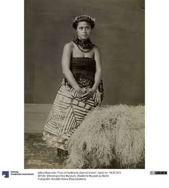 ["\"Frau in Festtracht, Samoa-Inseln\""]