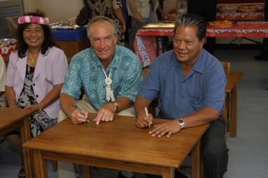 [Assignment: 48-DPA-SOI_K_Majuro_6-11-12-07] Pacific Islands Tour: Visit of Secretary Dirk Kempthorne [and aides] to Majuro Atoll, of the Republic of Marshall Islands [48-DPA-SOI_K_Majuro_6-11-12-07__DI14661.JPG]