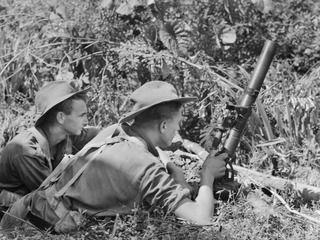 ALEXISHAFEN, NEW GUINEA. 1944-05-18. MEMBERS OF NO.9 PLATOON, A COMPANY, 35TH INFANTRY BATTALION POSITIONING A 2 INCH MORTAR NEAR YELBECK MISSION. IDENTIFIED PERSONNEL ARE:- NX120224 PRIVATE G.E. ..