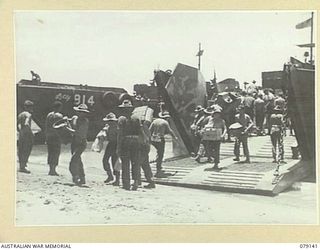 TSIMBA AREA, BOUGAINVILLE ISLAND. 1945-02-16. TROOPS OF THE 4TH FIELD REGIMENT, BRINGING ASHORE THE UNIT SUPPLIES FROM THEIR LANDING BARGES AT PUTO