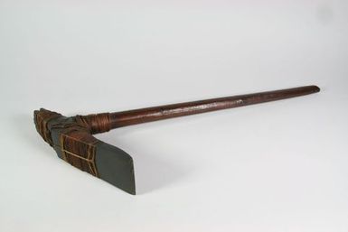Ko'i (hafted adze)