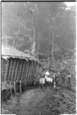 People from Kwailala'e and Sinalagu coastal slopes arrive at 'Aida mortuary feast with shell money