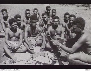 BISIATABU, NEW GUINEA. 1943-07-01. BREN GUN CLASS OF THE 1ST PAPUA INFANTRY BATTALION, WITH INSTRUCTOR 67 CORPORAL BEN FROM DARU