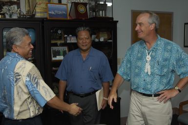 [Assignment: 48-DPA-SOI_K_Majuro_6-11-12-07] Pacific Islands Tour: Visit of Secretary Dirk Kempthorne [and aides] to Majuro Atoll, of the Republic of Marshall Islands [48-DPA-SOI_K_Majuro_6-11-12-07__DI14697.JPG]