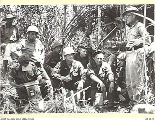 1942-11-11. NEW GUINEA. AUSTRALIAN AND AMERICAN TROOPS AT HEADQUARTERS. IN CENTRE IS BRIGADIER-GENERAL MCNIDER