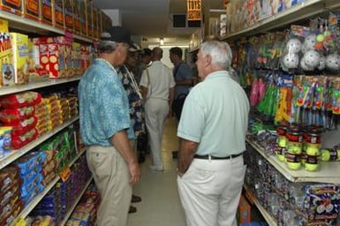 [Assignment: 48-DPA-SOI_K_Kwajalein_6-11-07] Pacific Islands Tour: Visit of Secretary Dirk Kempthorne [and aides] to Kwajalein Atoll, of the Republic of Marshall Islands [48-DPA-SOI_K_Kwajalein_6-11-07__DI14378.JPG]