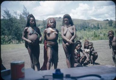 Typical audience of women and children : Wahgi Valley, Papua New Guinea, 1954-1955 / Terence and Margaret Spencer