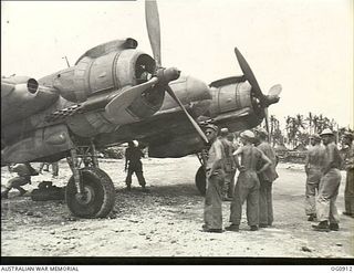 LOS NEGROS ISLAND, ADMIRALTY ISLANDS. 1944-03-28. AMERICANS SHOW GREAT INTEREST IN THE BEAUFIGHTER AIRCRAFT FROM NO. 30 SQUADRON RAAF AT MOMOTE AIRSTRIP. THE AIRCRAFT HAD ACTED AS ESCORT TO ..