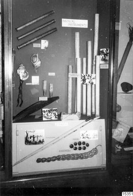 ["monter, spel, musikinstrument, utställning, fotografi, photograph"]