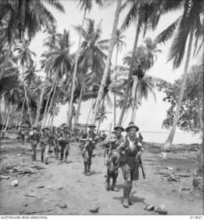 1942-12-11. PAPUA - GONA. AUSTRALIAN TROOPS MOVE DOWN THE COAST TOWARDS BUNA. (NEGATIVE BY G. SILK)