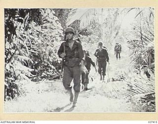 WANIGELA, NEW GUINEA. 1942-10. THE POINT SECTION OF THE AMERICAN MAINGUARD MOVING OFF ON THE LONG MARCH TO THE RIVER MUSA