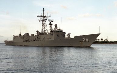 A starboard bow view of the Australian frigate HMAS DARWIN (F 04) underway during Exercise RIMPAC '86