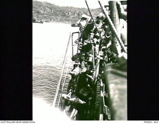 NEW BRITAIN, 1945-09. MEMBERS OF THE AUSTRALIAN MISSING PRISONERS INVESTIGATION UNIT (MPIU) DISEMBARKING FROM THEIR TRANSPORT SHIP IN SIMPSON HARBOUR, RABAUL. (RNZAF OFFICIAL PHOTOGRAPH.)