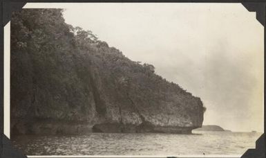 Erosion at the base of the cliff wall and an opening, Apolima [?], Samoa, 1929 / C.M. Yonge