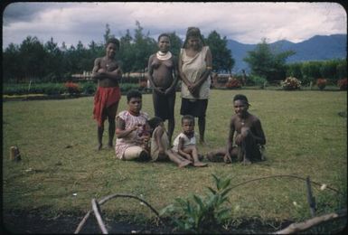 Wives of dokta bois, Kiage, seated, and Paulus' no. 2 wife with bag on head : Minj Station, Wahgi Valley, Papua New Guinea, 1954 / Terence and Margaret Spencer