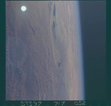 STS097-717-052 - STS-097 - Earth observations of the Hawaiian Islands taken during the STS-97 mission