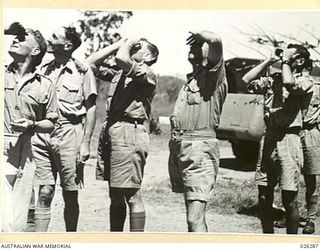 PAPUA. 1942-08-19. AUSTRALIAN TROOPS SCANNING THE SKIES FOR ENEMY AIRCRAFT