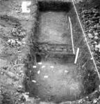 Layer 2 at top. Sticks marking potsherds. Layer 3, sterile, at bottom locating potsherds from layer 2 with indications.