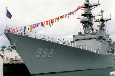 Sailors man the rails aboard the destroyer USS FLETCHER (DD-992) as the admiral's barge, transporting President William Jefferson Clinton and members of the the presidential party, passes by. Clinton is in Hawaii to tour area military installations