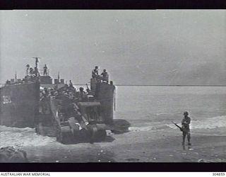 A US ARMY 105 MM HOWITZER MOTOR CARRIAGE M7 PRIEST DISEMBARKING FROM THE US NAVY LANDING CRAFT TANK LCT-368 IN THE COURSE OF TRAINING PRIOR TO THE MOROTAI LANDING. (NAVAL HISTORICAL COLLECTION)