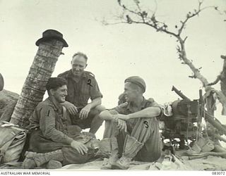 BABIANG, NEW GUINEA. 1944-11-07. MAJOR C.H.W. WRAY, COMMANDING OFFICER 2/10 COMMANDO SQUADRON (1), CONFERS WITH LIEUTENANT A.F. GOW, AUSTRALIAN NEW GUINEA ADMINISTRATIVE UNIT OFFICER-IN-CHARGE OF ..