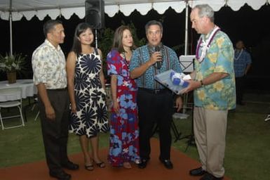 [Assignment: 48-DPA-SOI_K_Guam_6-6-7-07] Pacific Islands Tour: Visit of Secretary Dirk Kempthorne [and aides] to Guam, U.S. Territory [48-DPA-SOI_K_Guam_6-6-7-07__DI11936.JPG]
