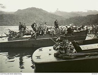 1943-07-29. ALLIED CAPTURE OF MUBO. AMERICAN REINFORCEMENTS FOR THE TROOPS WHO, AFTER HAVING LANDED AT NASSAU BAY. JOINED FORCES WITH THE AUSTRALIANS AND CAPTURED MUBO. THIS PHOTO SHOWS THE ..