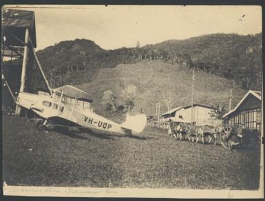 De Havilland plane VH-UQP beside a bullock wagon at Wau, New Guinea, 1933 / Sarah Chinnery