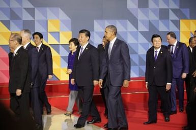 Barack Obama joins Asia Pacific Economic Cooperation Summit leaders for a photo in Manila, Philippines, November 19, 2015