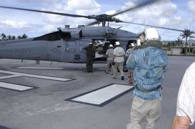 [Assignment: 48-DPA-SOI_K_Guam_6-6-7-07] Pacific Islands Tour: Visit of Secretary Dirk Kempthorne [and aides] to Guam, U.S. Territory [48-DPA-SOI_K_Guam_6-6-7-07__DI11521.JPG]