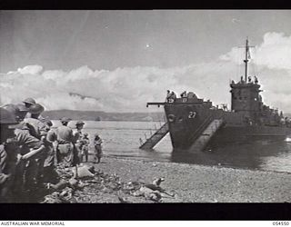 MILNE BAY, NEW GUINEA. 1943-07-12. 29TH AUSTRALIAN INFANTRY BRIGADE, 5TH AUSTRALIAN DIVISION, EMBARK ON NEW AMERICAN LANDING CRAFT (27) FOR BUNA, AT GILI GILI. EQUIPMENT OFF, TROOPS ARE ABOUT TO ..