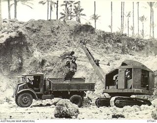 JACQUINOT BAY, NEW BRITAIN. 1944-12-18-20. A POWER SHOVEL OF THE 2/3RD RAILWAY CONSTRUCTION COMPANY DIGGING AND LOADING GRAVEL FOR ROAD BUILDING WORK IN THE 5TH BASE AREA