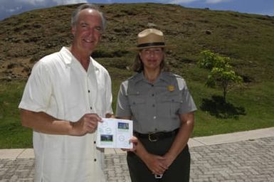 [Assignment: 48-DPA-SOI_K_Guam_6-6-7-07] Pacific Islands Tour: Visit of Secretary Dirk Kempthorne [and aides] to Guam, U.S. Territory [48-DPA-SOI_K_Guam_6-6-7-07__DI11482.JPG]