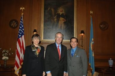 [Assignment: 48-DPA-02-26-08_SOI_K_Lingle] Secretary Dirk Kempthorne [meeting at Main Interior with delegation led by] Hawaii Governor Linda Lingle [48-DPA-02-26-08_SOI_K_Lingle_IOD_1214.JPG]