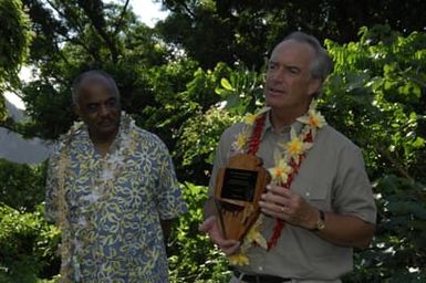 [Assignment: 48-DPA-SOI_K_Amer_Sam] Pacific Islands Tour: Visit of Secretary Dirk Kemmpthorne [and aides] to American Samoa, U.S. Territory [48-DPA-SOI_K_Amer_Sam__DI15298.JPG]