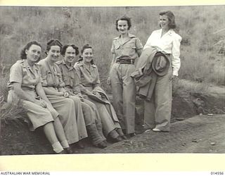 1943-04-01. AUSTRALIAN AND AMERICAN NURSES IN NEW GUINEA. WHEN AUSTRALIANS AND AMERICANS MEET AND CHAT BY THE SIDE OF A ROAD SOMEWHERE IN NEW GUINEA. THE GROUP INCLUDES MISS N. LANOUETTE OF ..