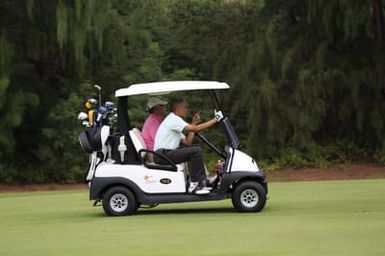 Barack Obama plays golf with Prime Minister Najib Razak, Joe Paulsen, and Mike Brush in Kaneohe Bay, Hawaii, December 24, 2014