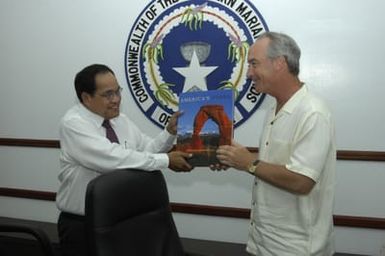 [Assignment: 48-DPA-SOI_K_Saipan_6-5-07] Pacific Islands Tour: Visit of Secretary Dirk Kempthorne [and aides] to Saipan Island, of the Commonwealth of the Northern Mariana Islands [48-DPA-SOI_K_Saipan_6-5-07__DI10607.JPG]