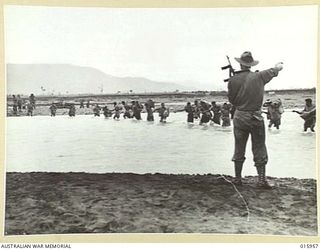 1943-10-08. NEW GUINEA. MARKHAM VALLEY. NATIVES CROSS THE UMI RIVER. (NEGATIVE BY G. SHORT)