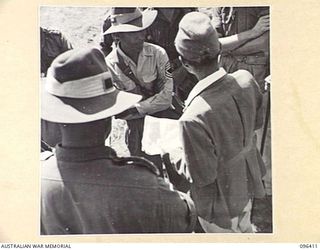 KAIRIRU ISLAND, NEW GUINEA, 1945-09-11. JAPANESE MEDICAL OFFICER AND OFFICERS OF 6 DIVISION DISCUSSING MEDICAL SUPPLIES. FOLLOWING THE SURRENDER OF THE JAPANESE AN ADVANCE PARTY OF 63 OFFICERS AND ..