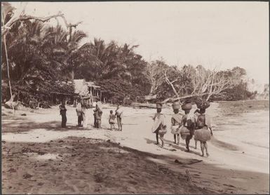 Guadalcanar women carrying baskets on their heads, Solomon Islands, 1906, 1 / J.W. Beattie