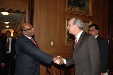 [Assignment: 48-DPA-02-05-08_SOI_K_Mori] Secretary Dirk Kempthorne [meeting at Main Interior] with delegation from the Federated States of Micronesia, led by Micronesia President Emanuel Mori [48-DPA-02-05-08_SOI_K_Mori_DOI_9619.JPG]