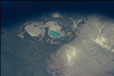 Volcanoes seen from the air (4) : Bougainville Island, Papua New Guinea, March 1971 / Terence and Margaret Spencer